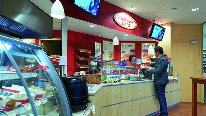 Tienda en una gasolinera alumbrada con iluminación para tiendas Philips