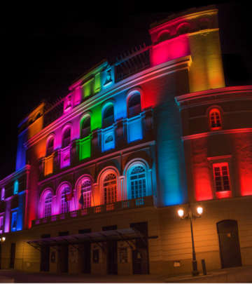 La iluminación de exteriores en color de Philips hace que los edificios resalten 