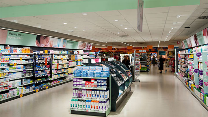 Una adecuada iluminación de los pasillos orienta al cliente a lo largo del establecimiento en los supermercados Consum de Valencia