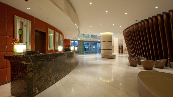 El vestíbulo de recepción de hoteles de Dubái iluminado por Philips Lighting
