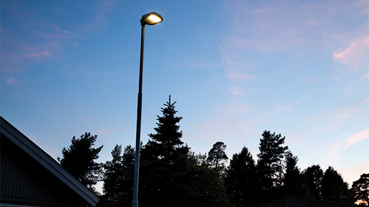 Una vista más cercana de una luminaria de poste en Enköping, Suecia 