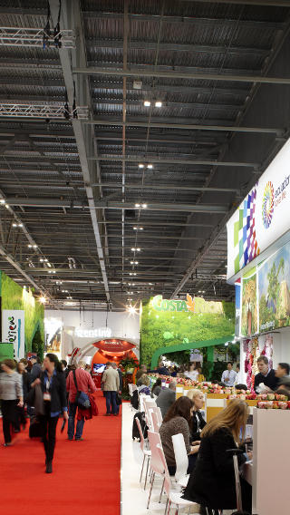 Stands en Excel London alumbrados por la innovadora iluminación de gran altura de Philips