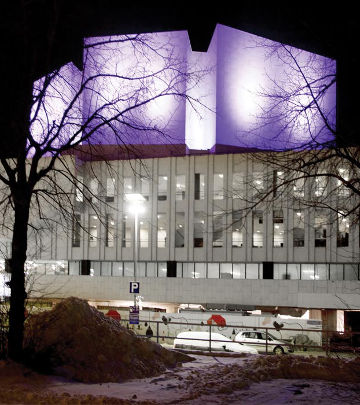 Los proyectores ColorReach morados atraen la atención al hermoso edificio de la Sala Finlandia