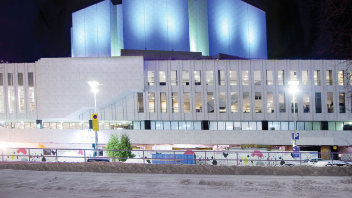 La iluminación arquitectónica de Philips ha instalado unas impresionantes luminarias de ahorro energético en el exterior de la Sala Finlandia