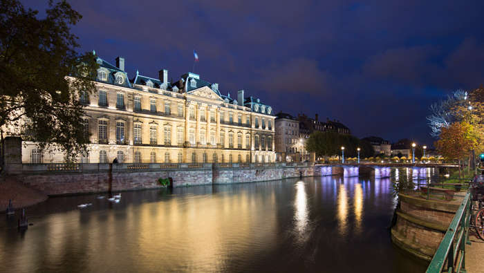La iluminación de exteriores de Philips resalta los hermosos detalles arquitectónicos de un antiguo edificio de la Gran Isla de Estrasburgo