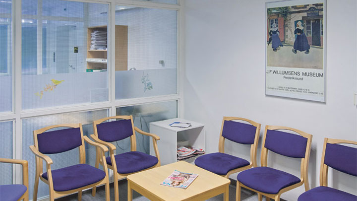  Esta sala de espera del Hospital de Holbaek en Dinamarca está iluminada mediante iluminación empotrada de Philips para el sector sanitario