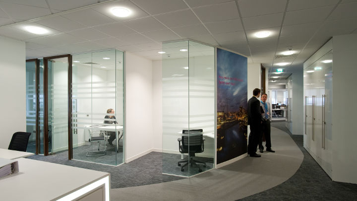 El pasillo de Olympic House en el Aeropuerto de Manchester iluminado mediante soluciones LED para oficina de Philips.