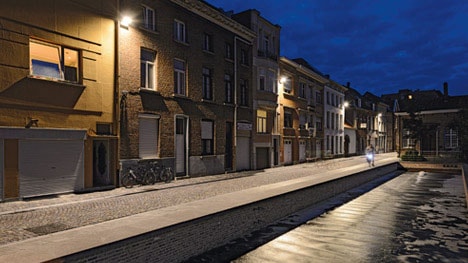 Calle junto al canal con alumbrado urbano de Philips