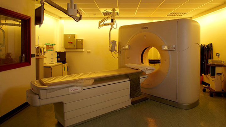 Las exploraciones IRM se llevan a cabo en esta sala de reconocimiento del Hospital Princess Alexandra iluminada con soluciones para hospital de Philips Lighting