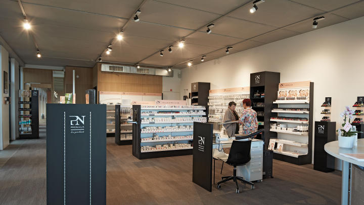  Utilizando las luces LED suspendidas de Philips, el interior de Pronails es un entorno brillante y respetuoso con el medio ambiente