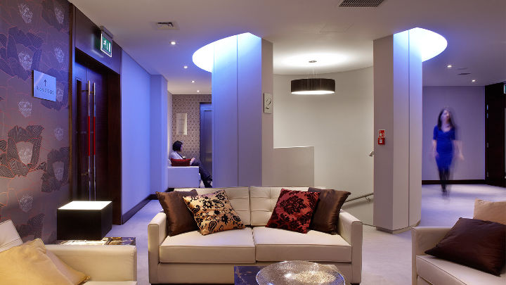 La iluminación del vestíbulo del Hotel Rafayel contribuye a generar una satisfacción de usuario única y memorable a través de la luz