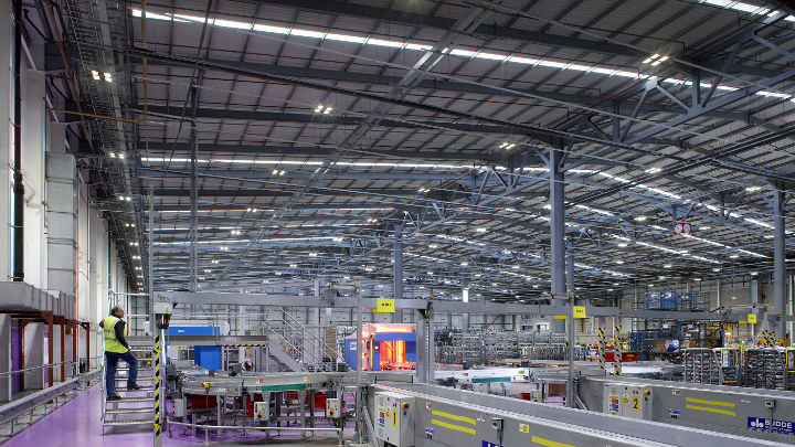 Almacén de Royal Mail NDC alumbrado con sistemas industriales Philips Lighting