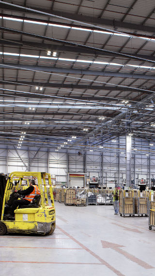 Iluminación de almacén de Royal Mail NDC con tecnología LED de bajo consumo de Philips Lighting