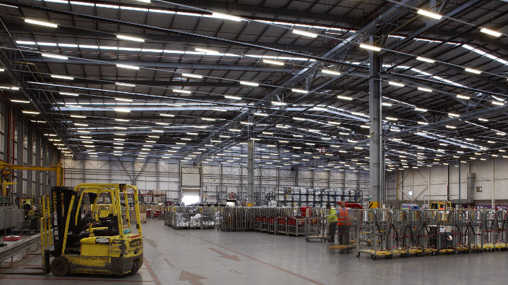 Almacén de Royal Mail NDC alumbrado con iluminación de gran altura de Philips Lighting