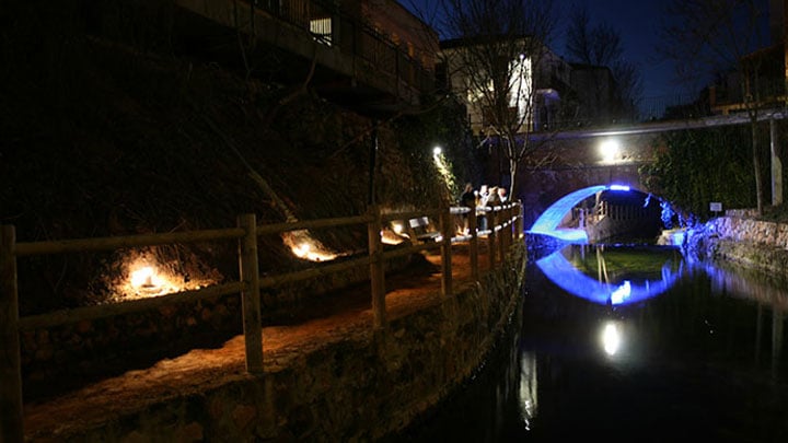 Gente junto al puente en la ciudad de Salobre (España)