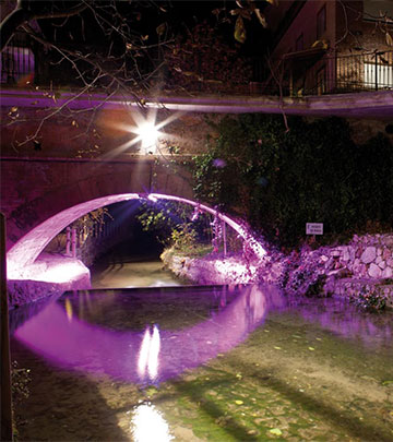 ciudad-de-salobre-iluminación-bajo-el-puente