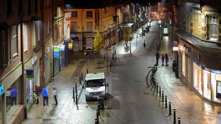 El centro urbano de Wigan utiliza alumbrado urbano LED Philips de bajo consumo para crear un entorno seguro y luminoso