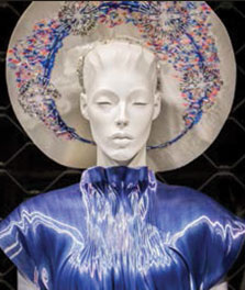Maniquí con un vestido azul cuyo color se realza con las tonalidades de LED de Philips | Iluminación de escaparates