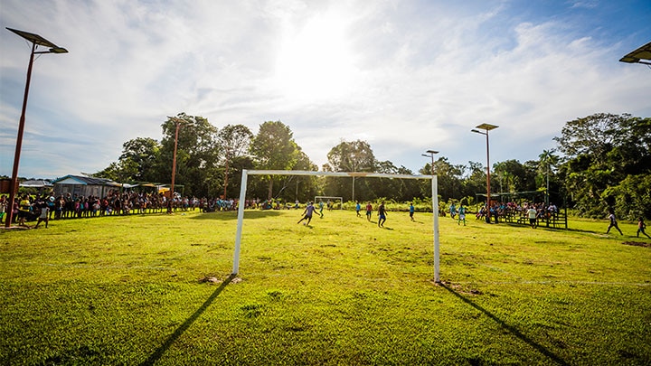 Campo de hierba en África alumbrado con iluminación solar Philips