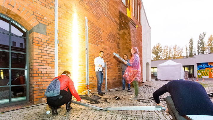 Personas experimentando con luz en un taller de iluminación en Bratislava