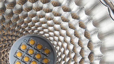 La óptica en panal de abeja muestra cómo PerfectAccent aumenta el flujo luminoso total sin consumir más energía.