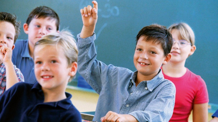 Niños en un aula eficazmente alumbrada con la iluminación dinámica de Philips 