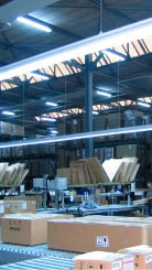 Almacén eficazmente alumbrado con la iluminación dinámica de Philips 