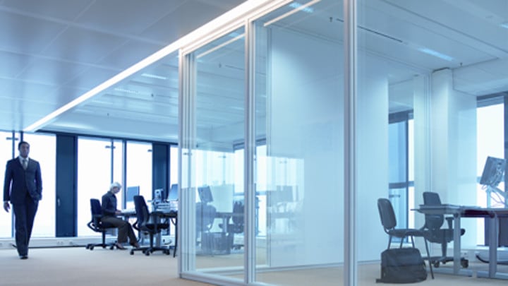 Oficina con iluminación dinámica que se ajusta en función de la luz natural disponible 