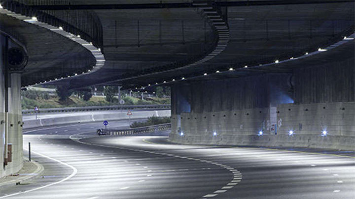 Reduce la congestión del tráfico con las señales LED de orientación, salida, tráfico y seguridad.