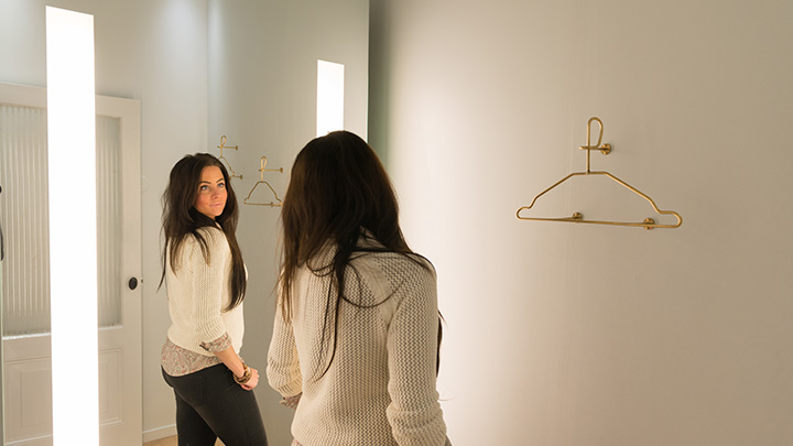 Probadores con PerfectScene de Philips Lighting: puntos de luz para el espejo del probador que ayudan al cliente a acertar con su compra.