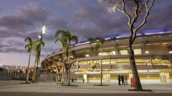 Mejora la seguridad y genera ilusión en los espectadores antes de entrar al estadio - proyectores para estadios deportivos