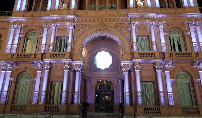 "La nueva iluminación fue desarrollada íntegramente con luz blanca para destacar el tono rosado original del edifcio. "