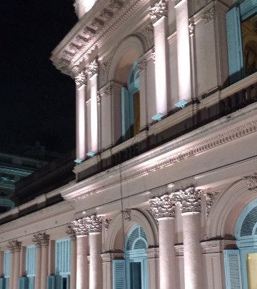 El proyecto de iluminación eficiente de la Casa de Gobierno puso especial consideración a la arquitectura peculiar de las fachadas, producto de su construcción en etapas