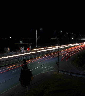  Estas condiciones aumentan la visibilidad y la definición de los objetos, permitiendo a los conductores anticipar maniobras