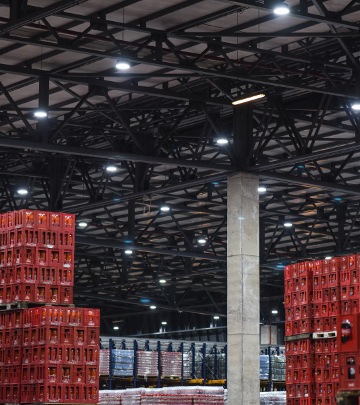 El proyecto de modernización tecnológica fue ejecutado por la empresa Inversiones Globales S.A. Abarcó el recambio de más de 2.000 equipos obsoletos de sodio y fluorescentes por luminarias LED de alta eficiencia suministradas por Philips. En las naves industriales se instalaron luminarias LED interiores modelo Highbay Essential de 200W para reemplazar a campanas de sodio de 400W, más el consumo de los balastos  correspondientes. Se trata de equipos adecuados para fines industriales sin requisitos de humedad y protección contra el polvo. Permite la sustitución punto a punto de las lámparas HID convencionales y permite un ahorro de energía significativo de hasta un 54% en comparación con ese sistema