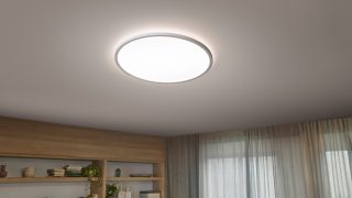 Las lámparas de filamento LED de inspiración vintage colgadas como luces colgantes crean un ambiente cálido en una acogedora zona de comedor, mostrando soluciones de iluminación doméstica eficientes energéticamente y con estilo